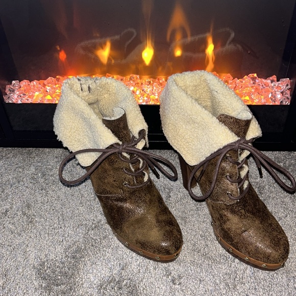 Michael Kors Sherpa Boot - Picture 2 of 9